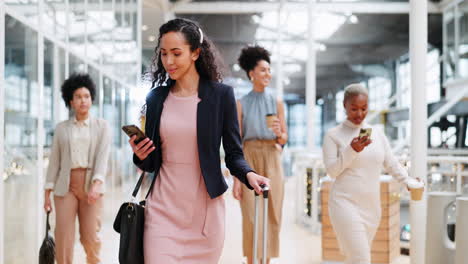 viaje al aeropuerto, teléfono inteligente y caminando mujer perdida