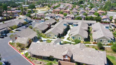 Antena-Sobre-Una-Aldea-De-Jubilados-Para-El-Vecindario-De-Personas-Mayores-En-Simi-Valley,-California-1