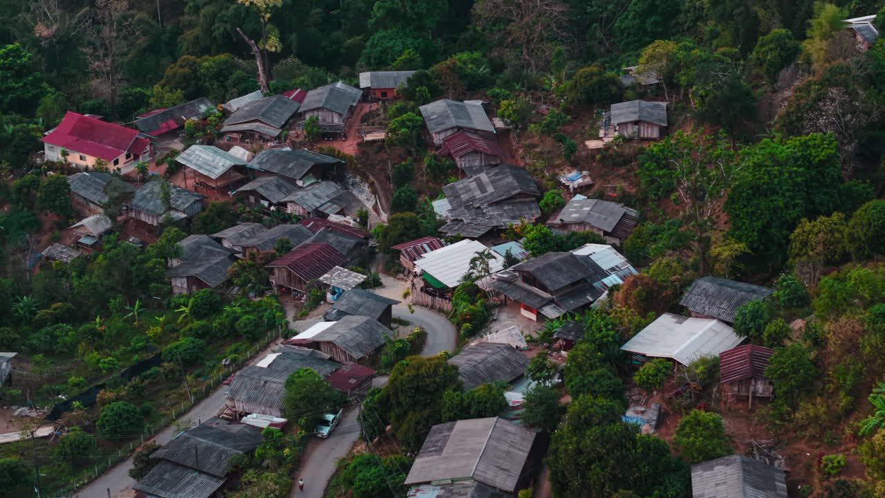 ภาพมุมสูงของหมู่บ้านดั้งเดิมที่ตั้งอยู่บนเนินเขาสีเขียว