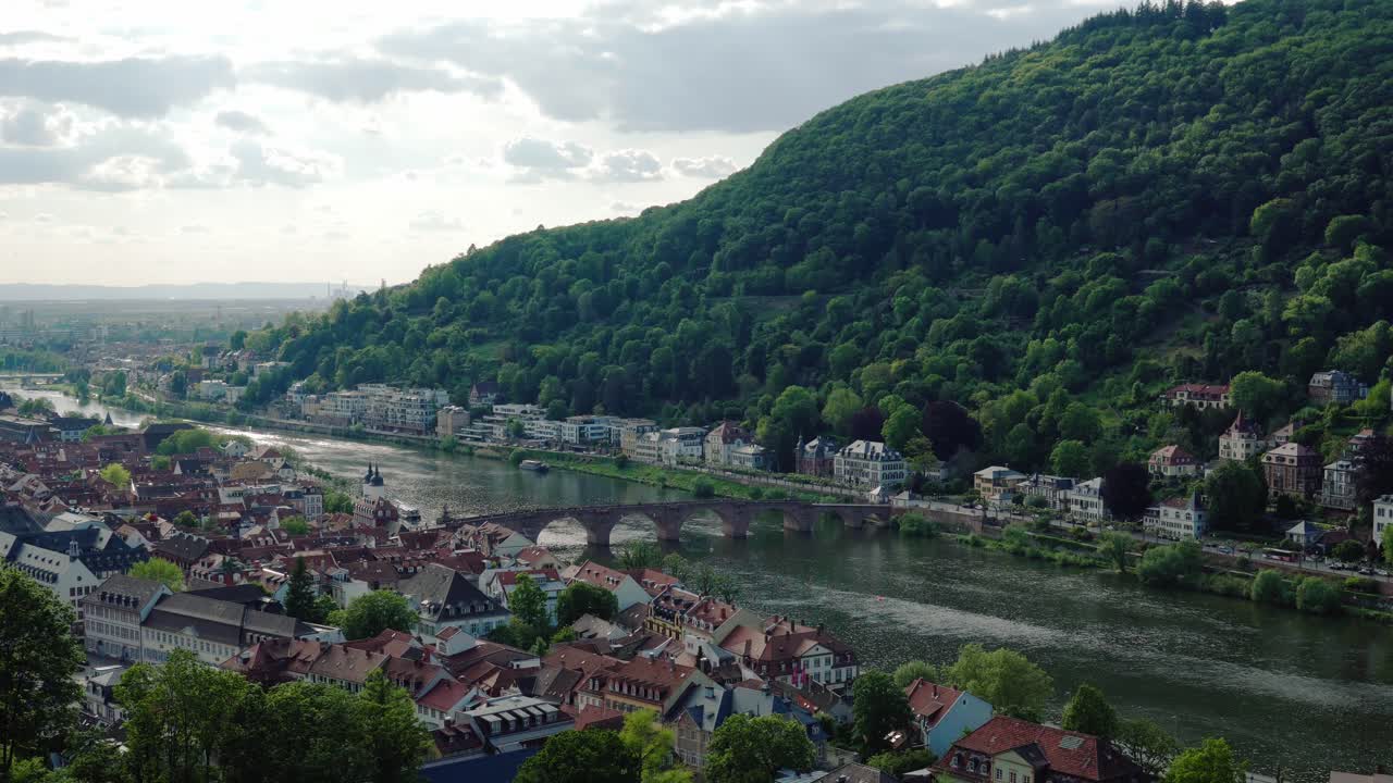 Ponte medievale di Heidelberg sul Neckar, Alte Brücke, famoso punto di riferimento in lontananza