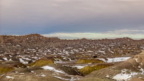 belleza escarpada del parque nacional badlands a la luz de la mañana en dakota del sur con nubes moviéndose arriba