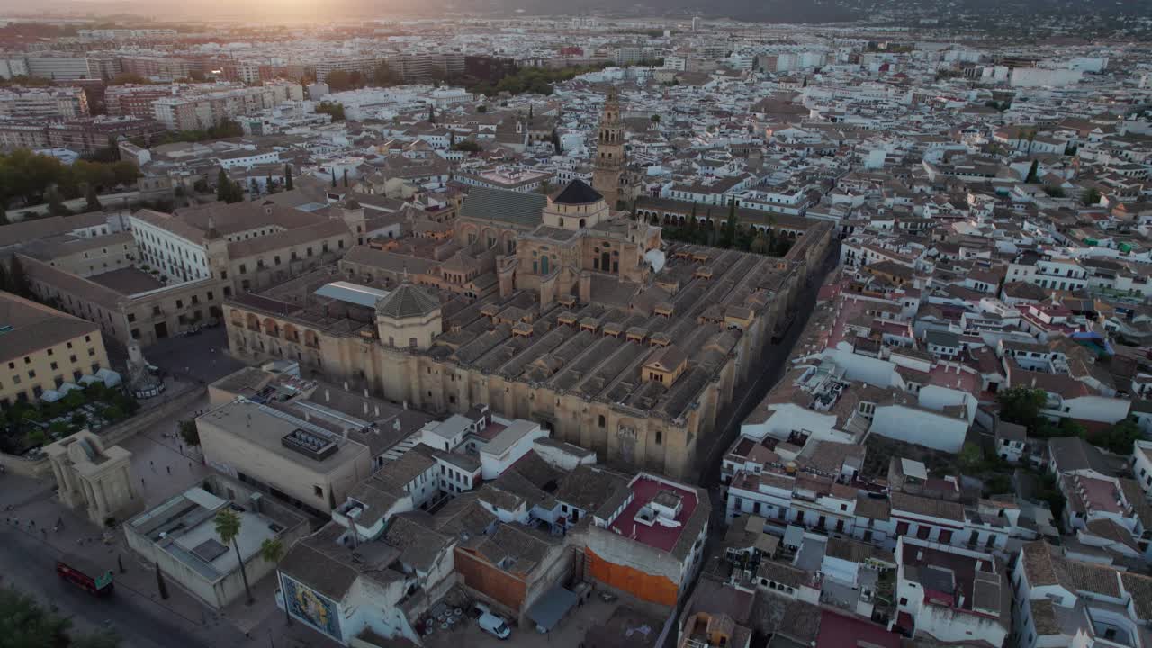 vista aérea hacia atrás de la mezquita-catedral, córdoba, españa durante el anochecer