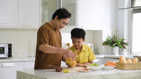 Hombre-Asiático-Y-Niño-En-La-Cocina