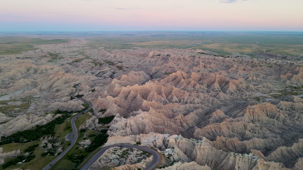 una toma de drone de 4k de las colinas fuertemente erosionadas en el parque nacional badlands, cerca de rapid city, dakota del sur, u.s.a.