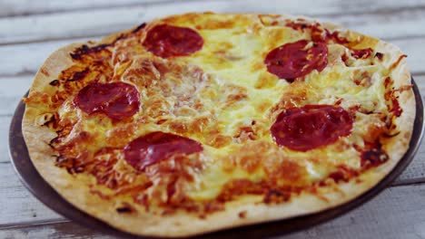 pizza con aderezos de pepperoni