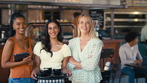 Retrato-Del-Equipo-De-Personal-Femenino-Que-Trabaja-En-Un-Restaurante-O-Cafetería