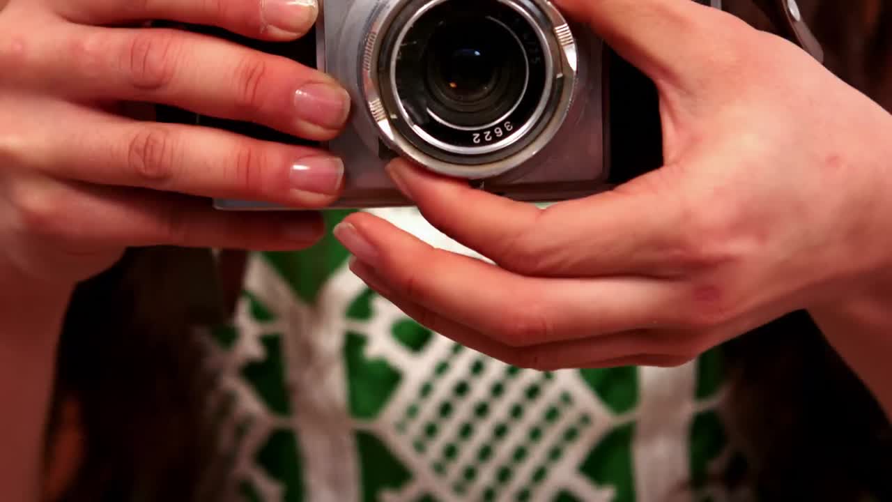 hipster usando una cámara de estilo retro