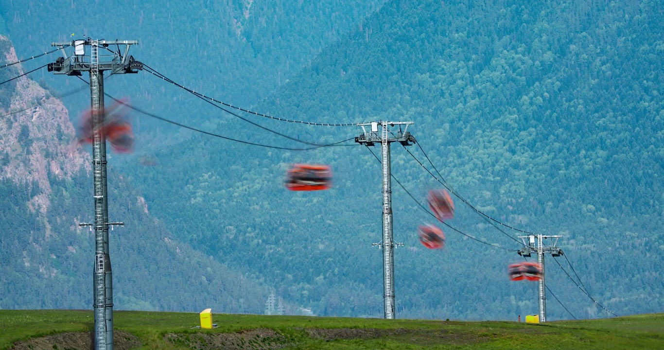 Time-lapse di cabine della gondola che si muovono su un paesaggio montano