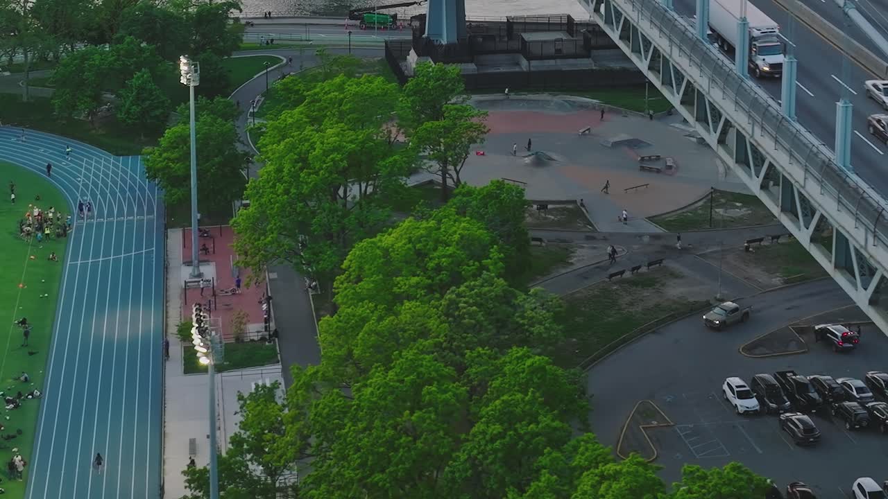 Trânsito e cena de estacionamento em Nova York com carros e árvores verdes