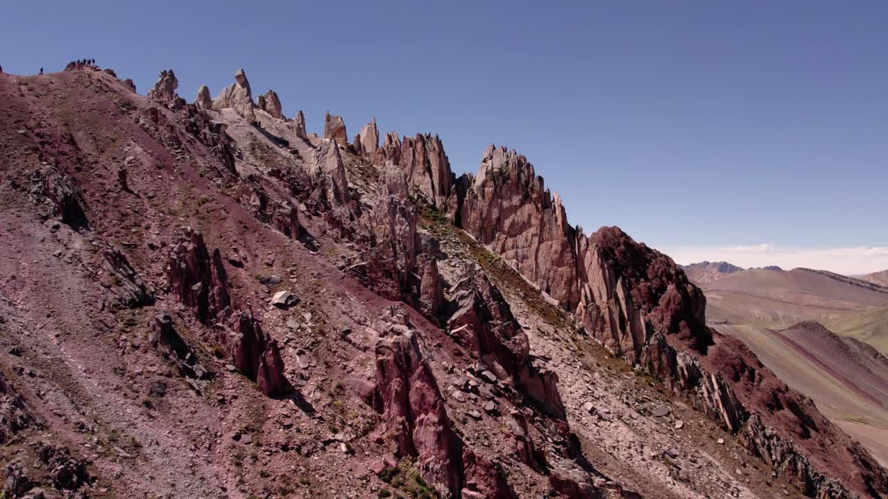 las formaciones rocosas vívidas que se encuentran en una remota zona montañosa. el paisaje muestra capas de colores bajo la brillante luz del sol.