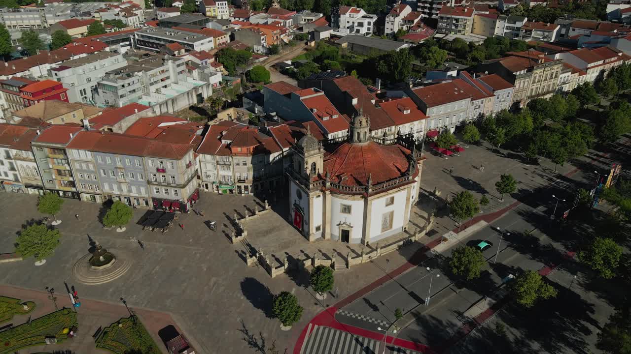 Veduta aerea di una piazza cittadina in Portogallo con una chiesa
