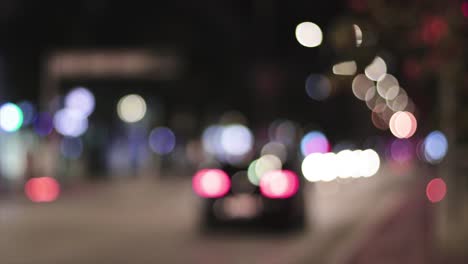 Straßenlaternen-Bokeh-Von-Fahrzeugen,-Die-In-Der-Nacht-Fahren