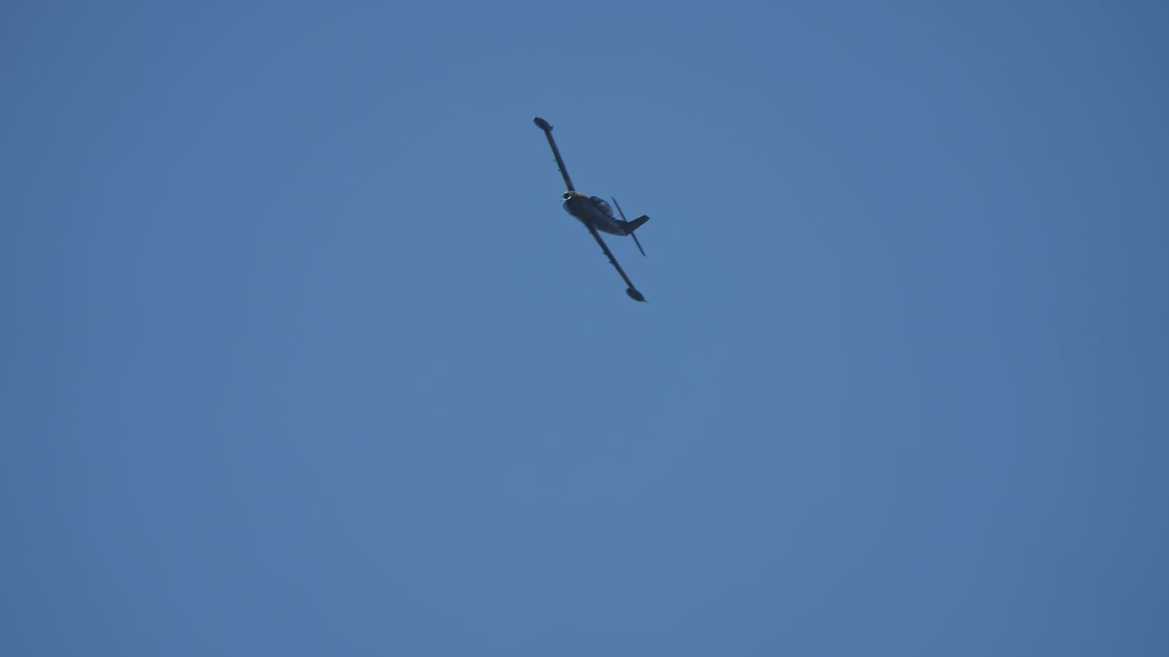 Vintage militært treningsfly flyr høyt
