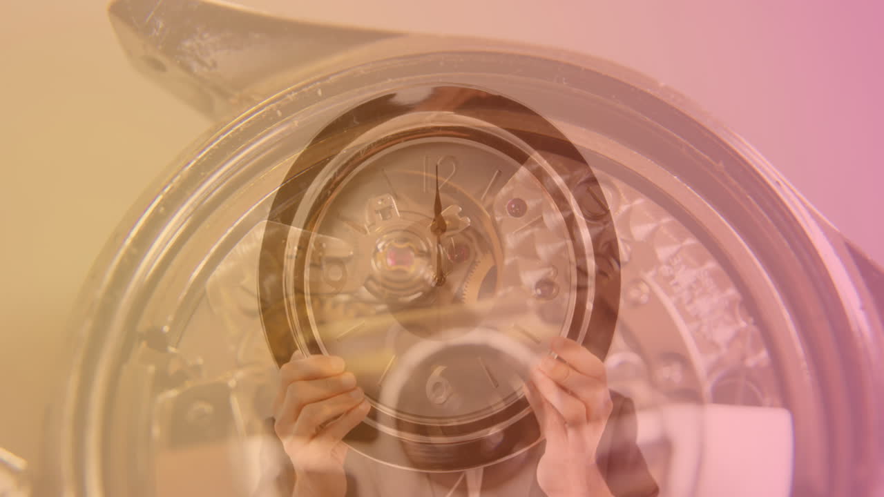 animación de reloj sobre las manos sosteniendo el reloj
