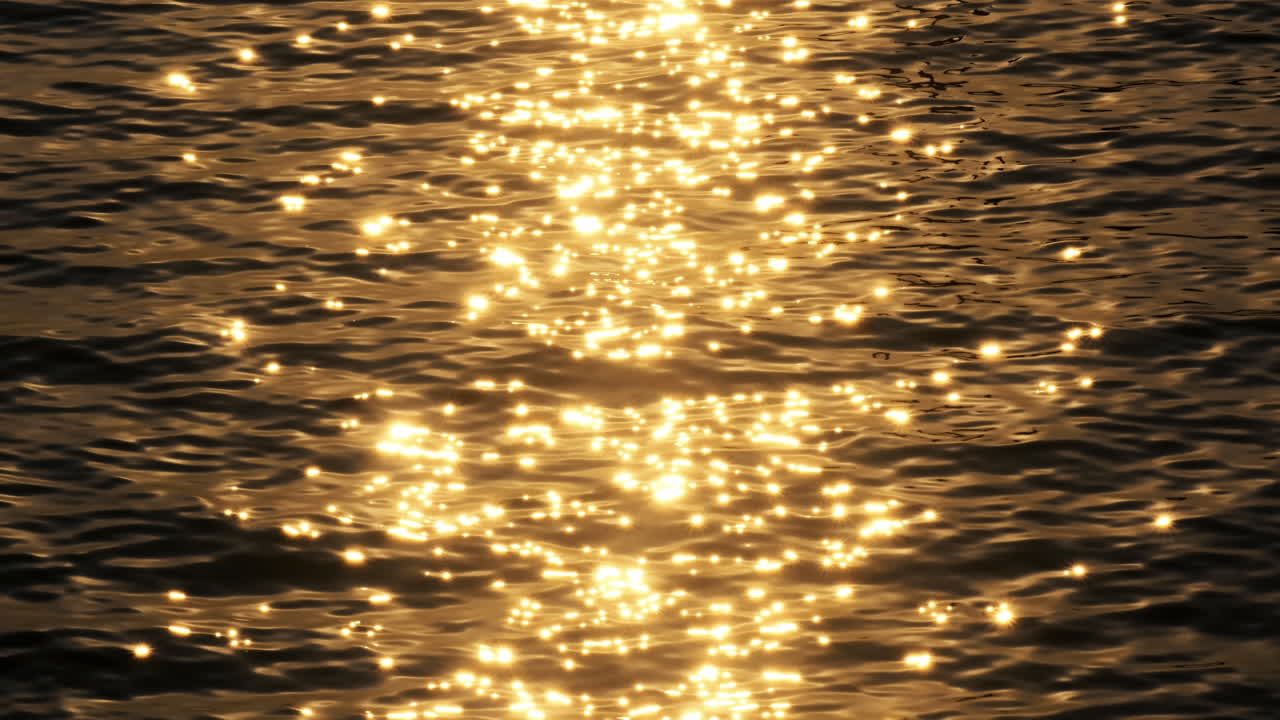 바다 표면은 불꽃으로 반였습니다.