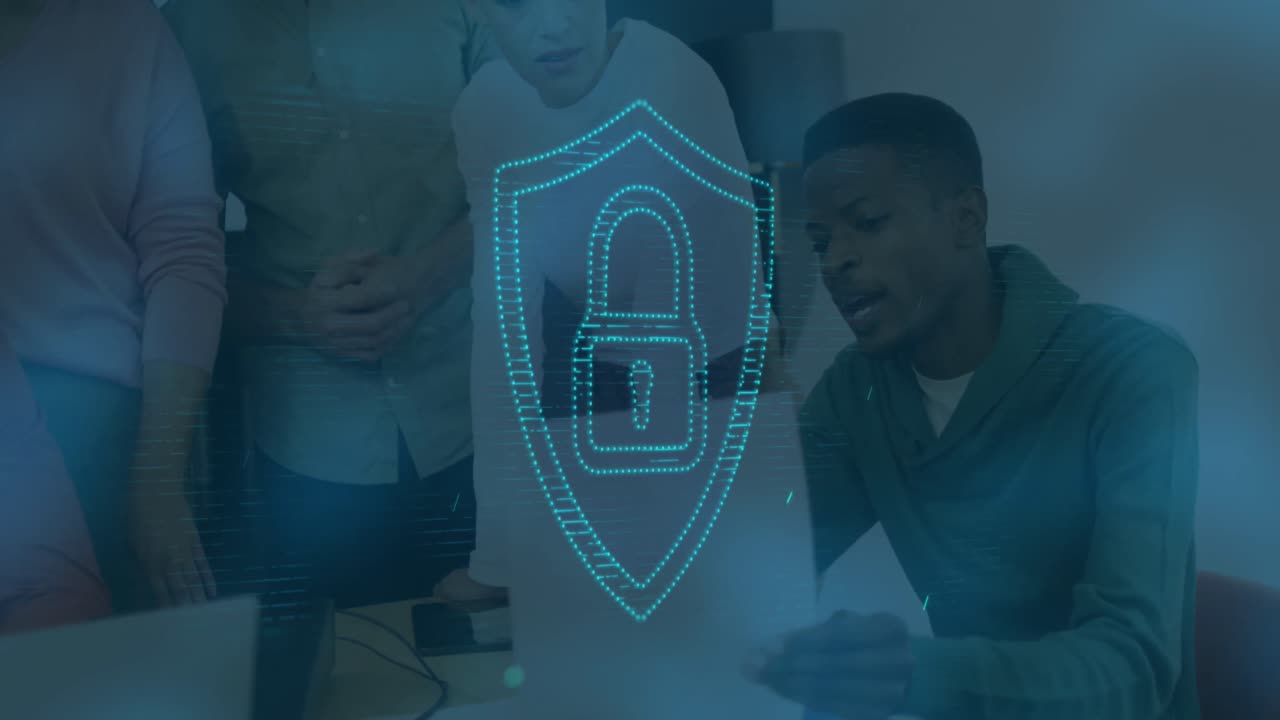 animación de candado en escudo sobre diversos compañeros de trabajo discutiendo informes en la oficina