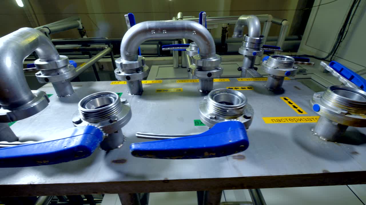 파이프 피팅 및 제어 손잡이 유제품 공장 강철 상자.