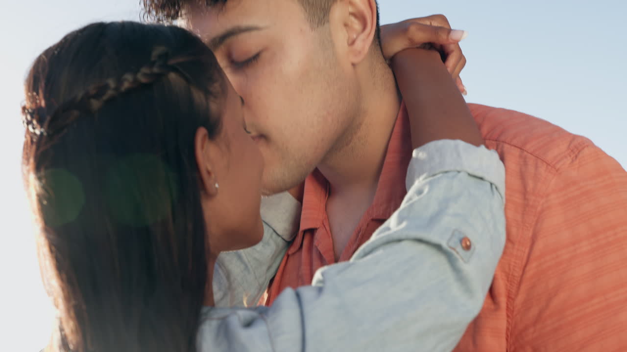 해변, 이마에 키스하고 커플 포옹