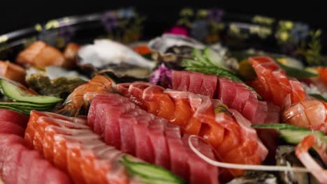 una vista de cerca de un plato de sushi bellamente arreglado.