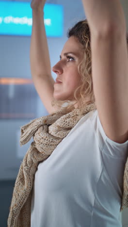 mujer relajándose y estirándose