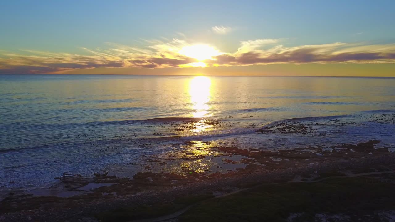 남아프리카의 바위 해변에서 일몰을 공중에서 본 모습