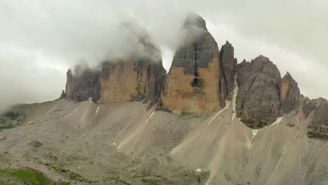 Wolken-Bedecken-Tre-Cime-Dilavaredo-In-Dolomiten,-Südtirol-Italien