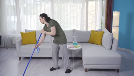 The-woman-cleaning-by-dancing-is-happy.