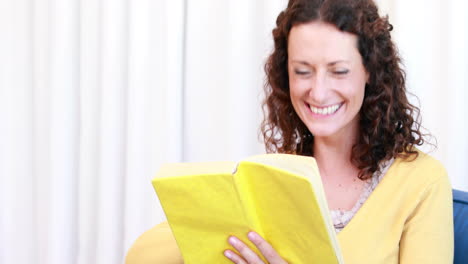 mujer casual leyendo un libro en el sofá