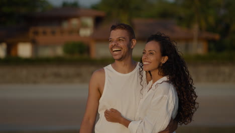 Pareja-Romántica-Contemplando-El-Atardecer