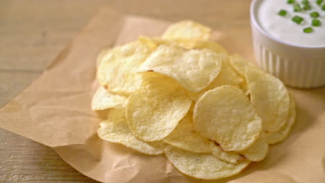 potato chips with sour cream dipping sauce