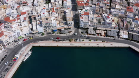 aerial: cámara panorámica lenta de la ciudad de ermoupoli en la isla de siros, grecia en un día soleado