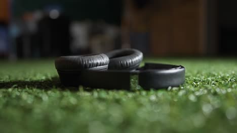 auriculares negros caídos en el suelo a cámara lenta