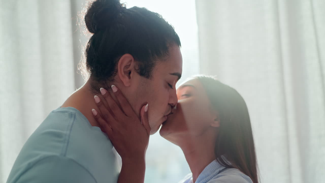 Coppia, bacio e amore a casa con flare dell'obiettivo