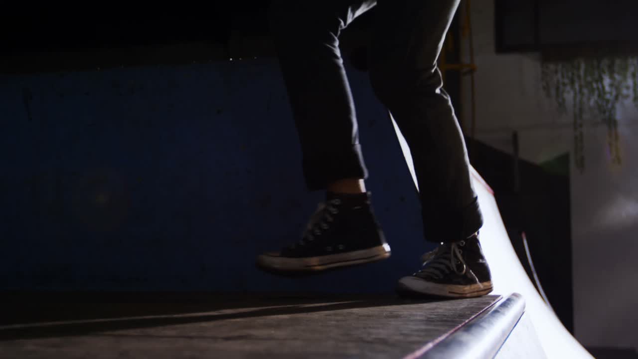 남자 친구 들 이 4k 스케이트보딩 을 연습 하고 있다