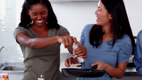 Lachende-Freunde-Kochen-Zusammen