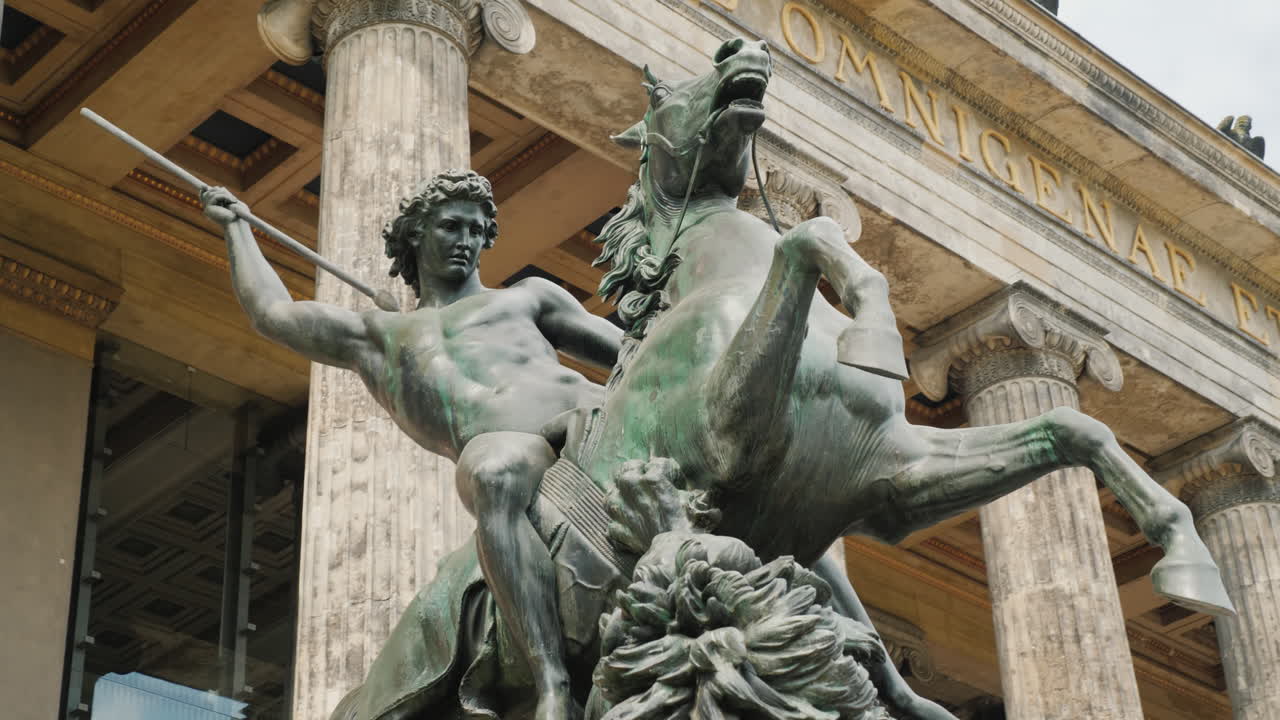 скульптура всадника с копьем и поверженным львом 04