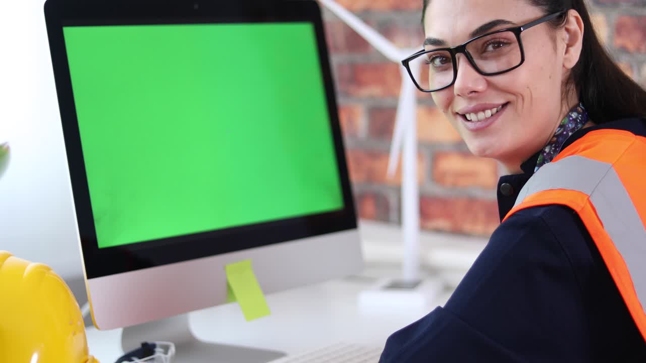 ingeniera civil mujer trabajando en computadora