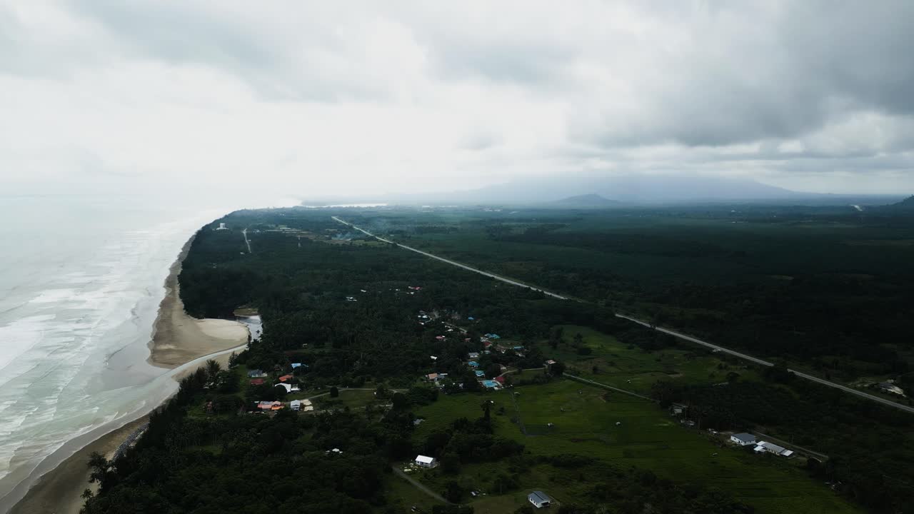 세마탄 해변의 아름다운 드론 뷰, 두 개의 작은 섬과 파란 바다, 사라와크, 보르네오.