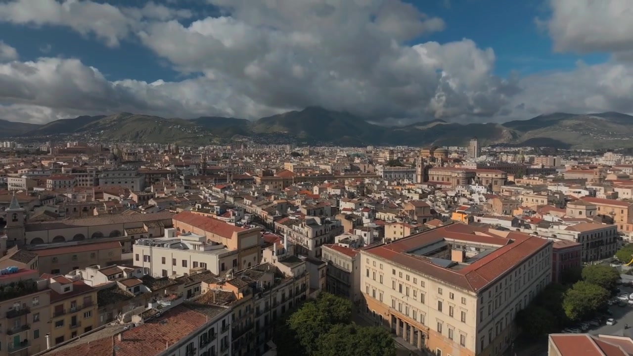 Italia Sicilia Paisaje de la Plaza Marina Parque Árboles Revelan el Horizonte del Casco Antiguo y las Montañas, Palermo Vista Aérea con Dron.