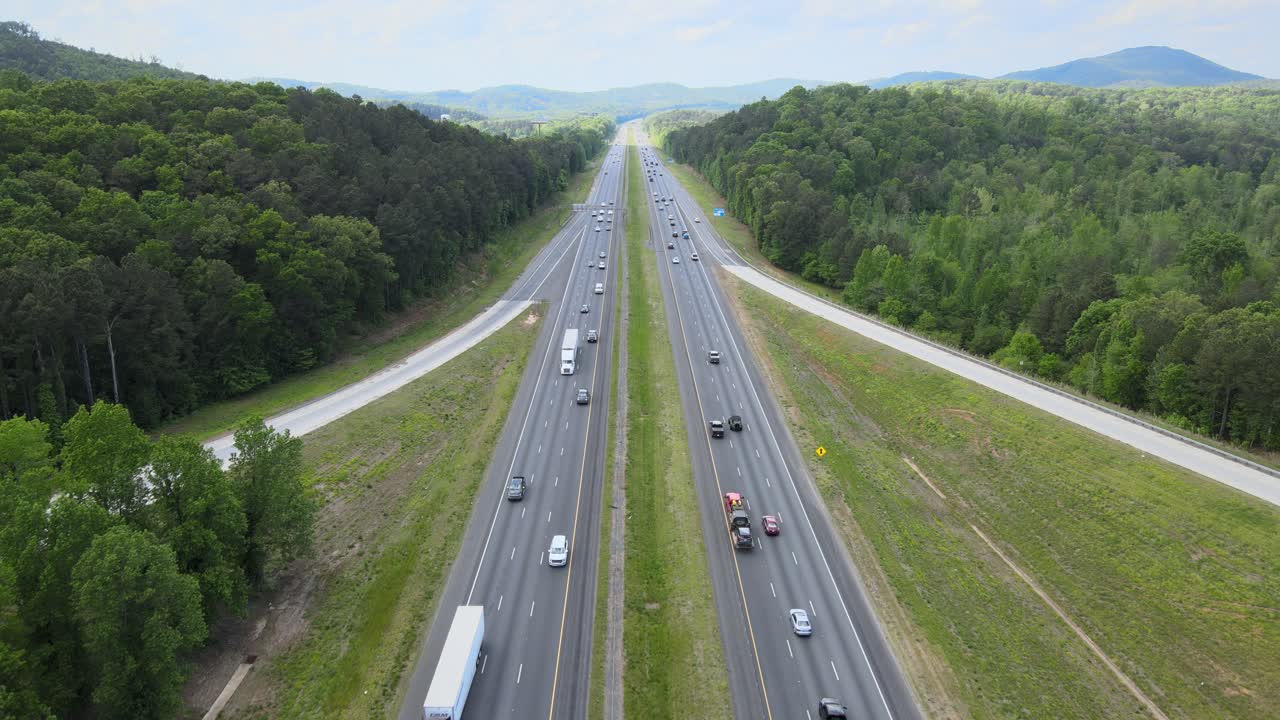 주간 고속도로를 따라 비행하고 교통은 분리된 고속도로의 양쪽을 통과합니다.