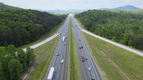 Sie-Fliegen-über-Die-Autobahn-Und-Der-Verkehr-Verläuft-Auf-Beiden-Seiten-Der-Geteilten-Autobahn