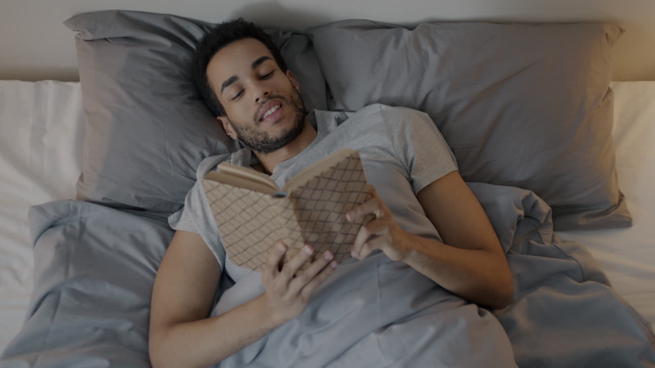 hombre leyendo en la cama por la noche