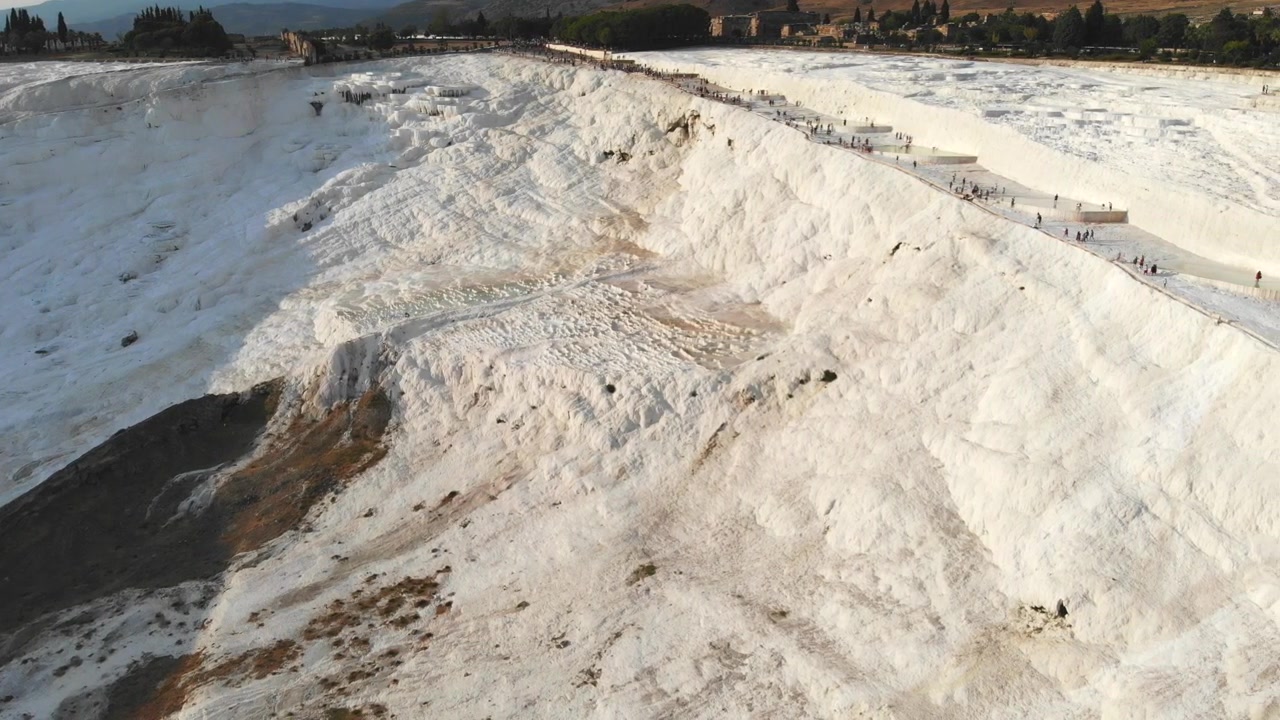 Vue aérienne de touristes marchant sur les terrasses de travertin de Pamukkale