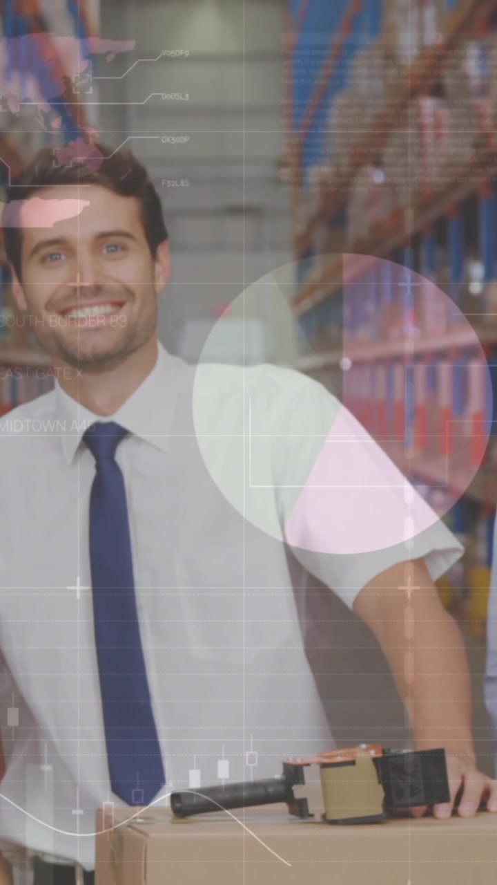Elaborazione dati statistici su diversi supervisori e supervisore sorridenti in magazzino