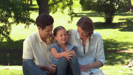 Junge-Familie-Entspannt-Gemeinsam-Im-Park