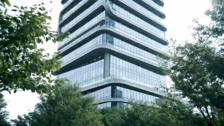 Una serena scena urbana che ritrae una moderna torre di vetro circondata da una vegetazione lussureggiante, che mette in mostra l'armonia tra natura e architettura in un ambiente idilliaco