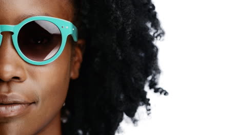 mujer africana con gafas de sol retrato de cerca de la mitad de la cara serie de personajes aislados en un fondo blanco puro