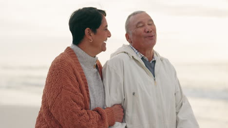 Ama,-Sonríe-Y-Relájate-Con-Una-Pareja-De-Ancianos-En-La-Playa.