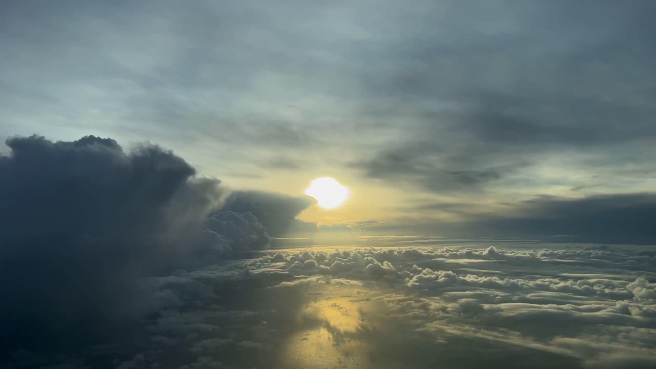 impresionante vista aérea grabada desde la cabina de un jet, punto de vista del piloto, o un cielo tormentoso justo después del amanecer, descendiendo al aeropuerto de bari, en el sur de italia, sobre el mar adriático
