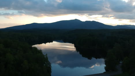 Vista-Aérea-Del-Atardecer-Del-Lago-Price-En-Las-Montañas-De-Carolina-Del-Norte